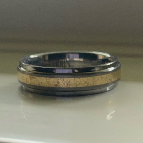 18K Two toned wedding band marked 18K It is engraved with a name. - Picture 6 of 9